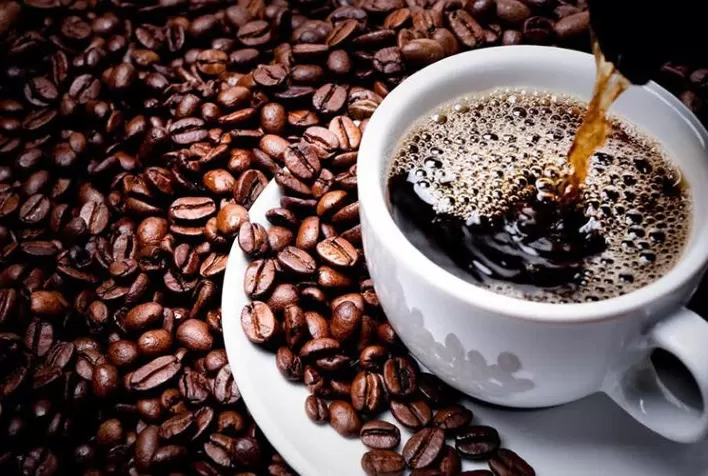 Após dia de pressão para o dólar, café abre 6ª feira com leve alta em NY