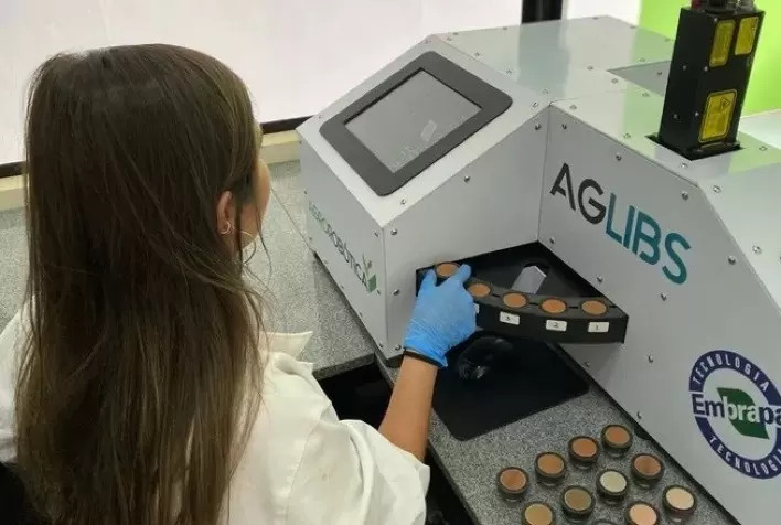 Tecnologia LIBS para medir carbono no solo recebe certificação internacional