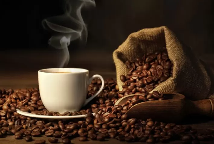 Café abre em Nova York com baixas após duas sessões com suporte nos estoques