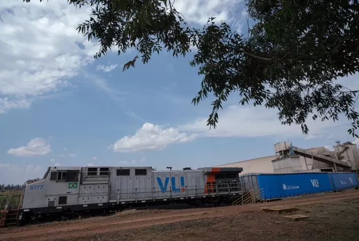 Ministro da Infraestrutura acompanha entrega de 215 vagões para transporte de celulose solúvel na Ferrovia Centro-Atlântica
