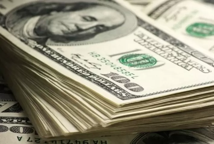 Dólar salta 2% ante real com tensão política doméstica amplificando cautela externa