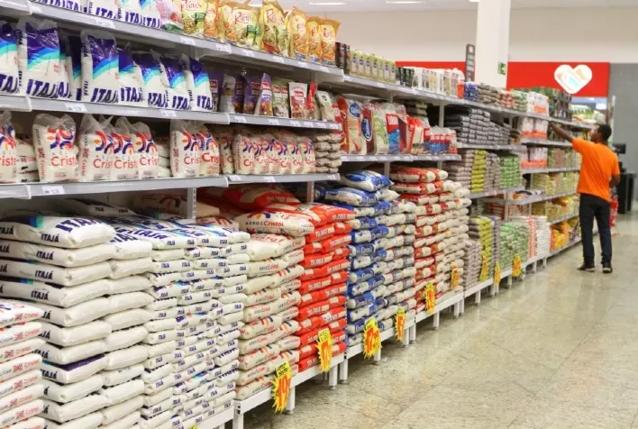Supermercados já têm dificuldades de abastecimento por bloqueios em rodovias, diz associação