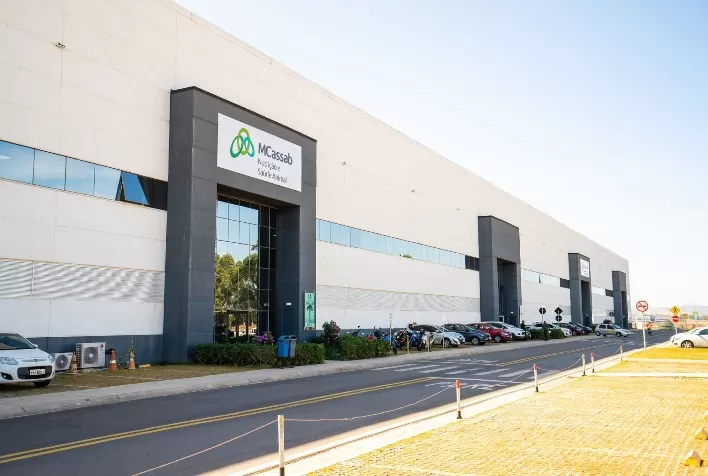 De olho no crescimento da produção animal e no aumento das exigências em termos de tecnologia, qualidade e segurança, MCassab Nutrição e Saúde Animal dobra capacidade com nova fábrica no Estado de São Paulo