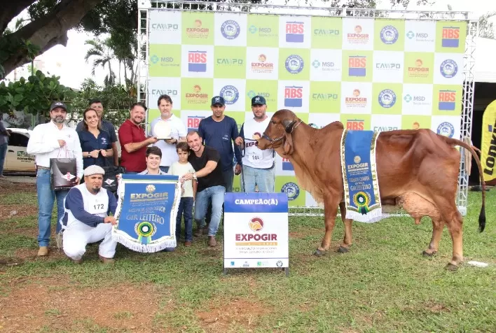 Em evento de alto nível técnico, Estância K faz as grandes campeãs do torneio leiteiro e julgamento de pista da Expogir Goiânia 2022