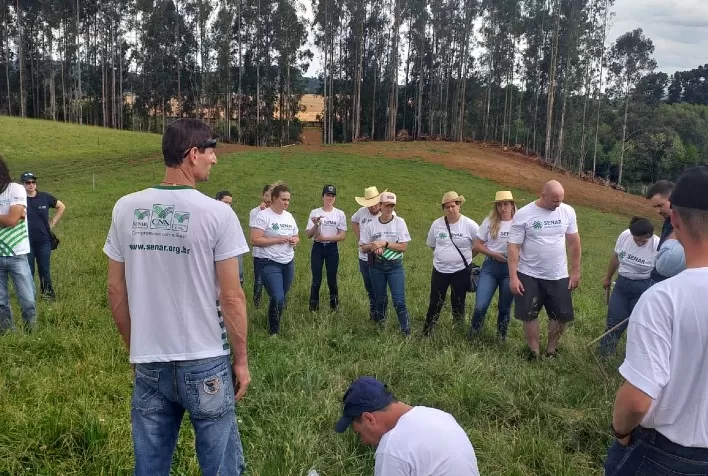Alunos do Curso Técnico em Agronegócio de Seara conhecem processo produtivo de propriedade na área de ovinocultura