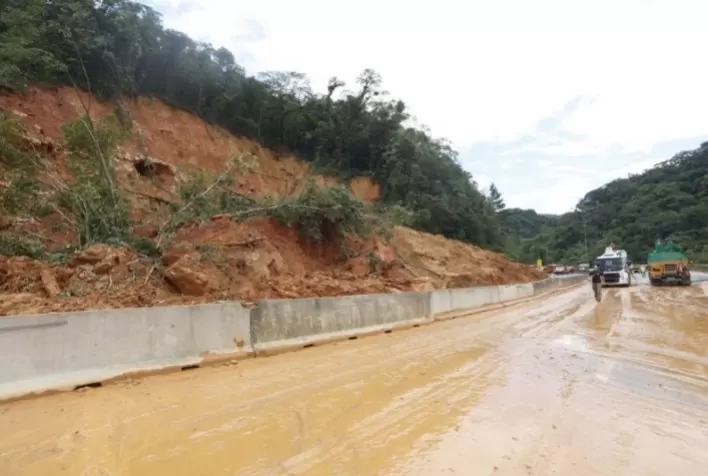 Paranaguá vê retomada da chegada de centenas de caminhões após liberação parcial de via