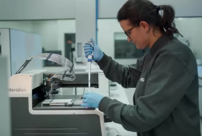 Robôs aceleram processos laboratoriais em programa de melhoramento genético da TMG