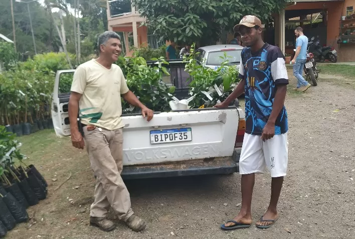 Distribuição de mudas pode tornar município, no Vale do Rio Doce, um grande produtor de frutas