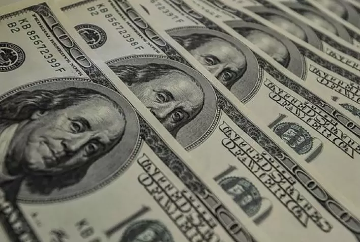 Dólar tem pouca variação ante real com foco na PEC da Transição