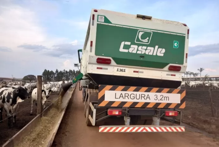 Misturador de ração inteligente, que previne falhas na operação e toma suas próprias decisões, está em demonstração em confinamentos de grande porte do Brasil