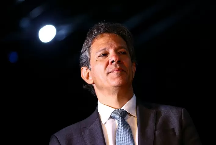 Haddad espera sinal verde de Lula para acabar com isenção de gasolina e álcool como parte de pacote