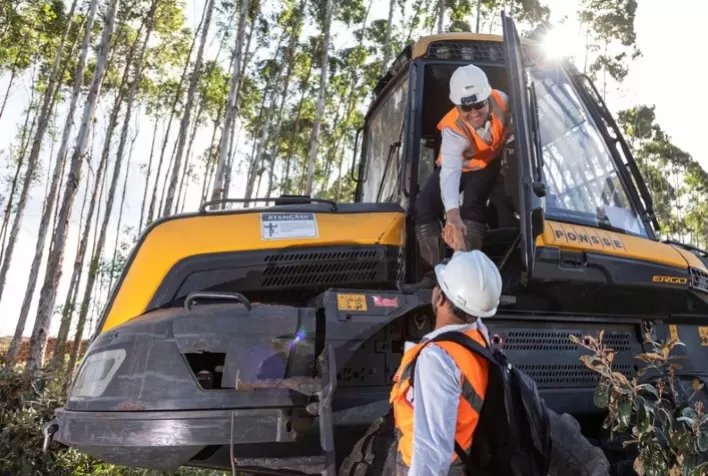 Veracel abre oportunidade para operadoras e operadores de colheitas
