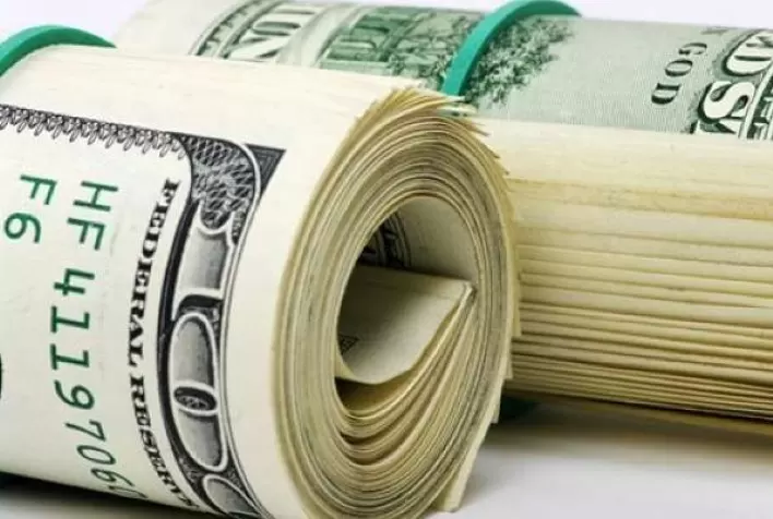 Dólar cai com efeito externo e definição do salário mínimo no radar