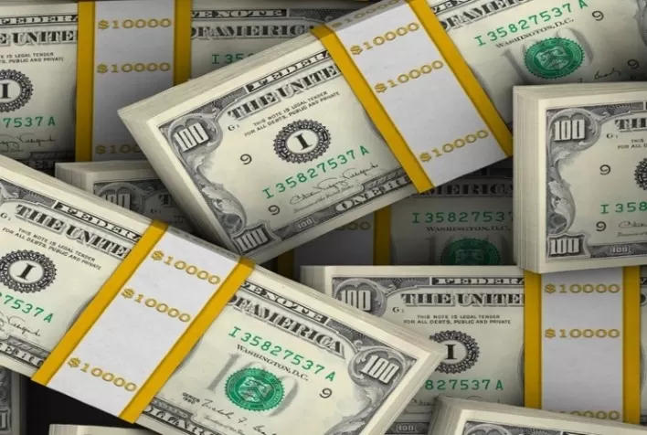Dólar recua com fluxo e após dado de inflação