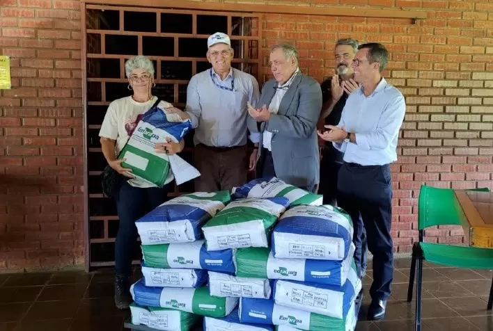 Sementes de variedades de milho da Embrapa são entregues para agricultores familiares