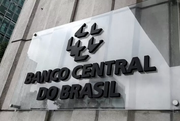 BC mantém Selic em 13,75% e destaca custo maior para levar inflação às metas