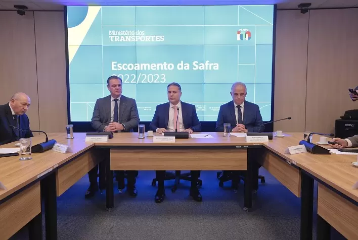 Alimentos podem chegar mais baratos aos supermercados com investimento em rodovias, avalia ministro Carlos Fávaro