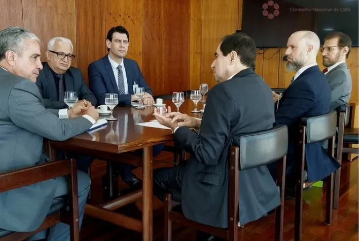 Cadeia cafeeira busca a criação de modalidade de contratação temporária formal sem que o trabalhador perca o benefício do auxílio governamental