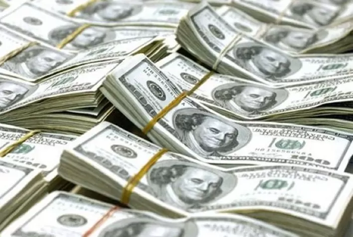 Dólar firma queda frente ao real com mercado à espera de reunião do CMN e entrevista de Campos Neto