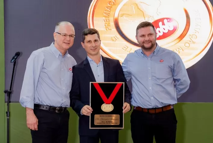 Cobb-Vantress premia São Salvador Alimentos por desempenho em GO