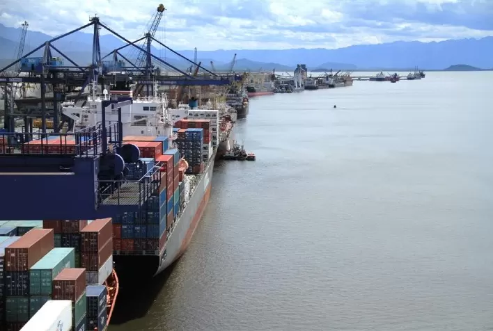 Brasil tem superávit comercial de US$2,8 bi em fevereiro, mostra MDIC