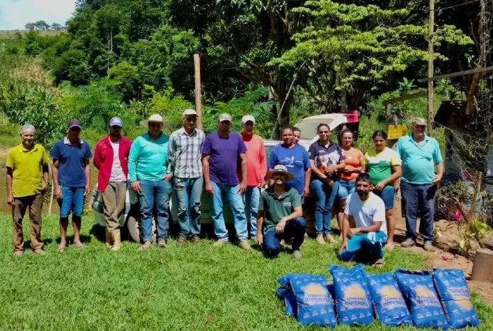 Emater-MG entrega sementes de feijão para agricultores do Leste de Minas