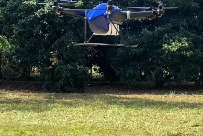 Drone para pulverização agrícola conta com sistema de reabastecimento automatizado