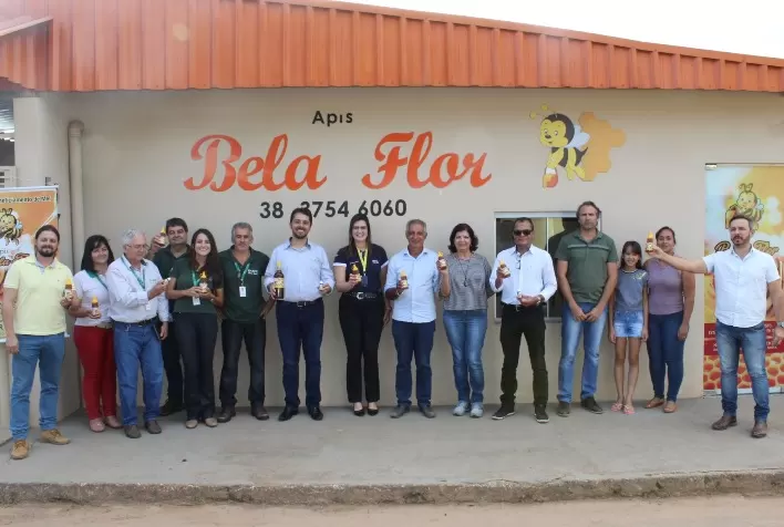 Com assistência da Emater-MG, casal de apicultores obtém registro do IMA e adere ao Sisbi- POA
