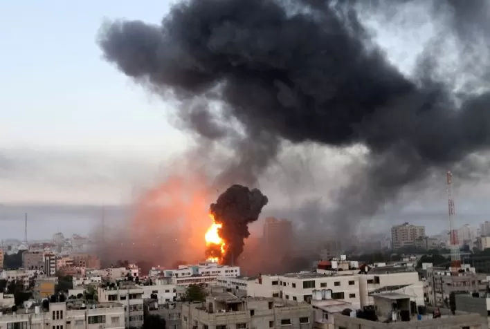 Israel intensifica ataques em Gaza e crise humanitária se agrava