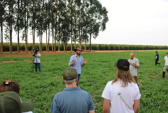 Representantes da cadeia de soja de 10 países visitam fazendas certificadas em sustentabilidade no Brasil