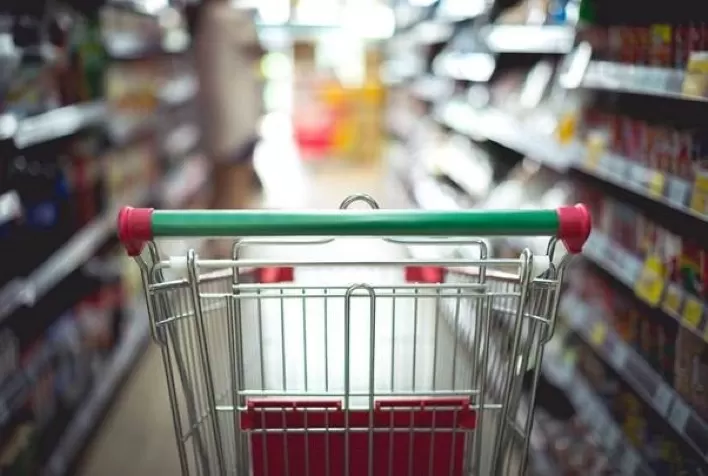 Brasileiro compra menos arroz, óleo e leite em outubro; setor varejista alimentar registra primeira queda de faturamento em 2023