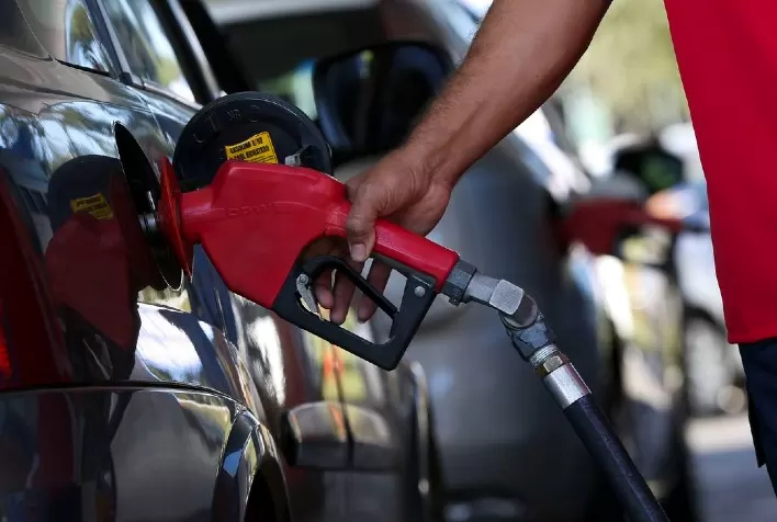 Preço da gasolina registra primeira alta nas bombas após 13 semanas de estabilidade, indica ANP