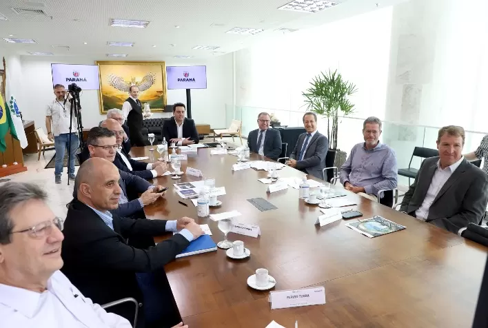 Governador Ratinho Junior apresenta projeto estratégico da nova Ferroeste a empresários catarinenses