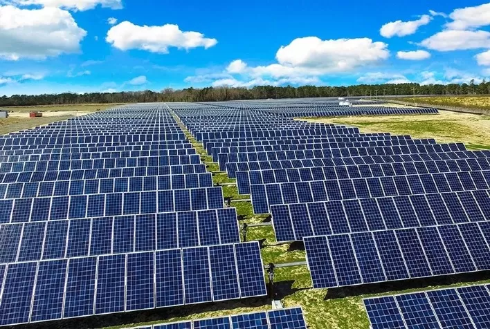 Imposto sobre equipamentos solares coloca em risco R$ 69 bilhões em investimentos e 540 mil novos empregos verdes no Brasil