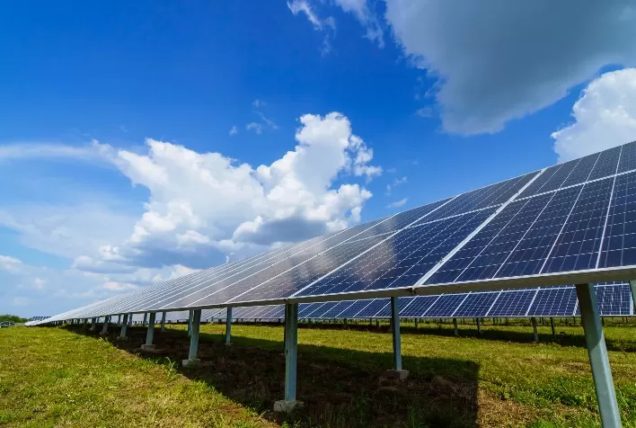 Queda de 40% no preço de painel solar em 2023 amplia competividade e melhora payback aos consumidores brasileiros