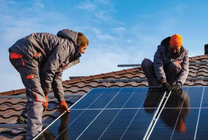 Quedas seguidas na taxa de juros elevam em 50% número de consumidores que instalam energia solar no País