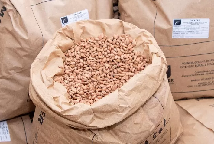 Emater marca presença na Tecnoshow com pré-lançamento de cultivar de feijão
