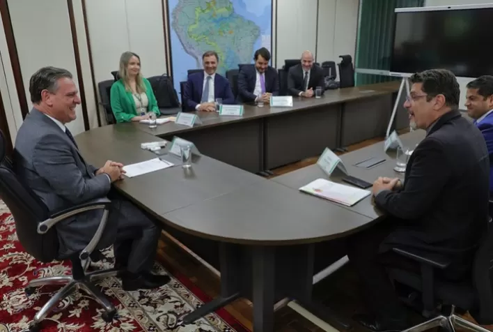 Ministro Fávaro realiza reunião com representantes da indústria de sucos