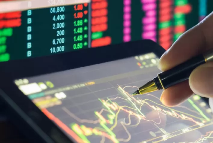 Ibovespa cai com baixa de commodities e revisão da Selic