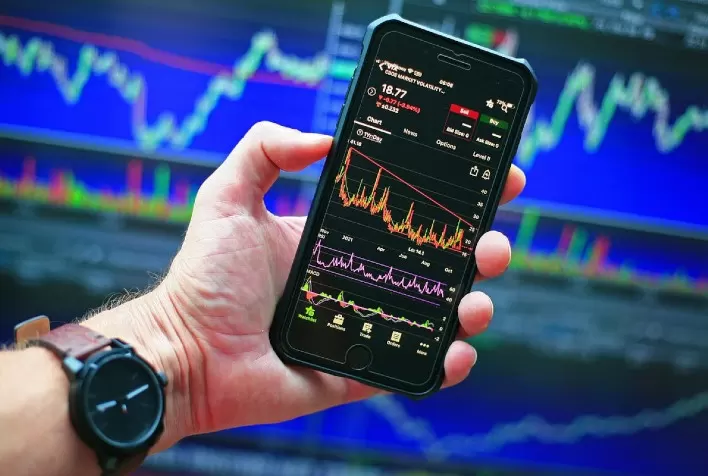 Ibovespa Abre em Baixa com Expectativas sobre Copom e Feriado nos EUA