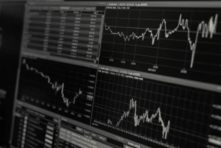 Ibovespa oscila na abertura com influência externa
