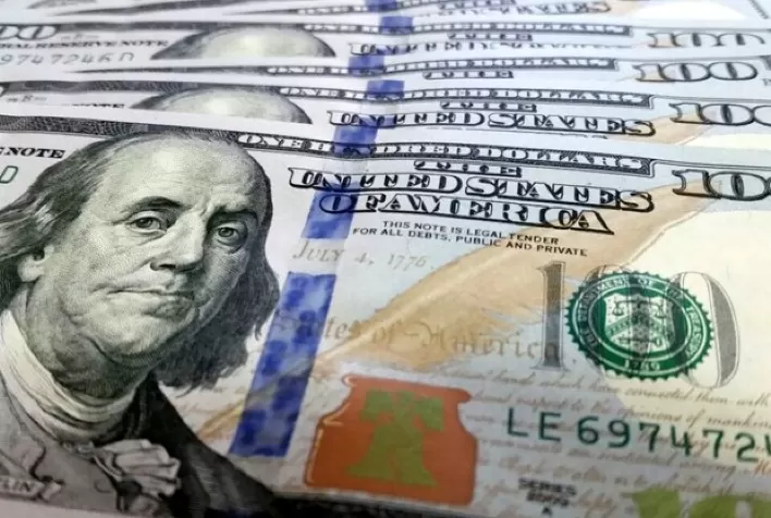Dólar Inicia o Dia com Pequena Queda em Meio à Expectativa por Dados Econômicos dos EUA