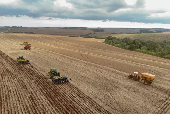 Chuvas impulsionam plantio no Paraná, e produção de soja pode atingir 22,4 milhões de toneladas