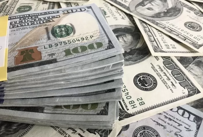 Dólar Cai e Vai Abaixo de R$ 5,70 com Expectativa de Medidas Fiscais; Ibovespa Sobe