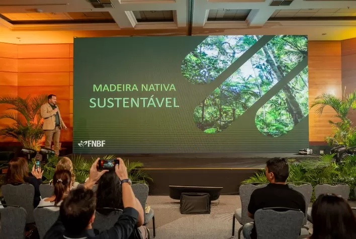 Setor de Base Florestal Destaca Qualidade e Sustentabilidade em Evento em Minas Gerais
