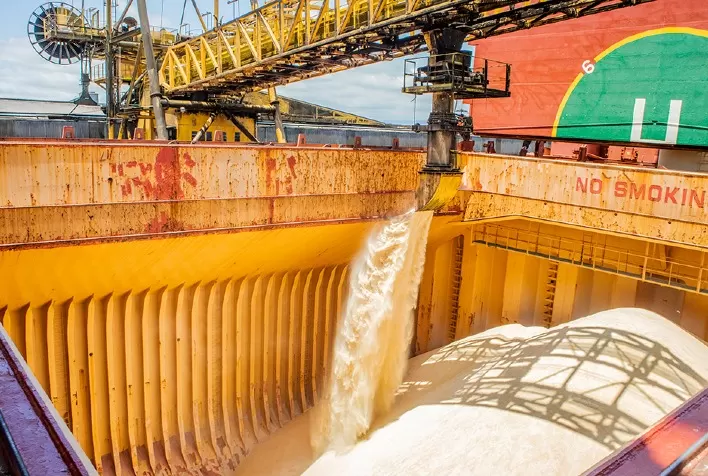 Exportações de Açúcar do Brasil Mantêm Volume Estável, Mas Faturamento Cai 9,3%