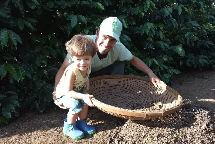 Jovem Produtor de Café Conquista Prêmio com Produto Avaliado Acima de 89 Pontos