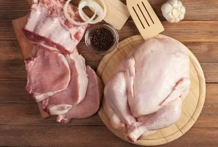 Frango perde espaço frente às carnes suína e bovina no início de 2025