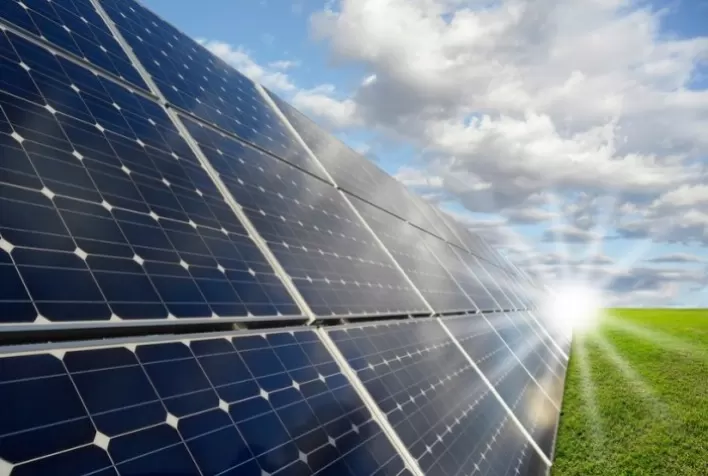 Energia Solar no Brasil: Crescimento Significativo Enfrenta Desafios Fiscais e Operacionais