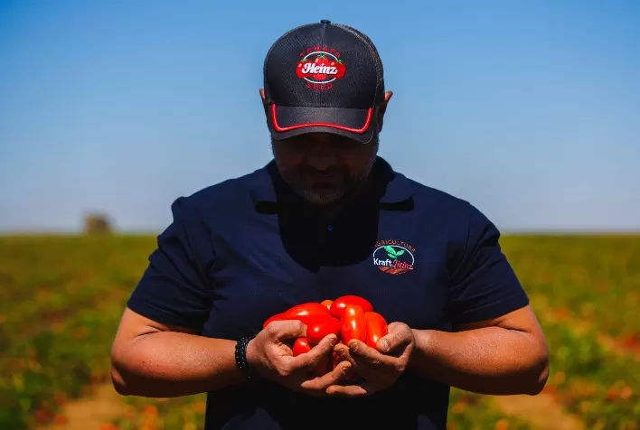 Kraft Heinz Celebra o Dia do Tomate com Produção de 2,5 Mil Campos de Futebol Anualmente